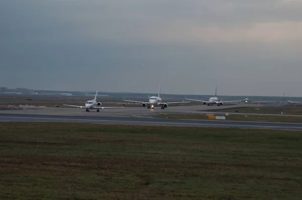 Plane Eller Nära Flygplatsen — Stockfoto