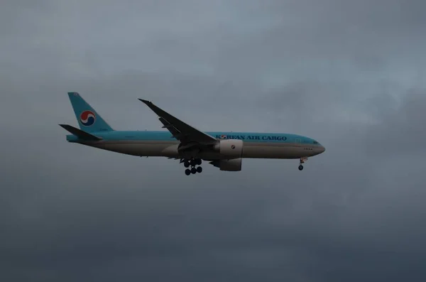 空港またはその近くの飛行機 — ストック写真