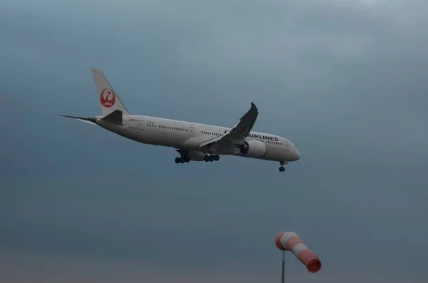 空港またはその近くの飛行機 — ストック写真