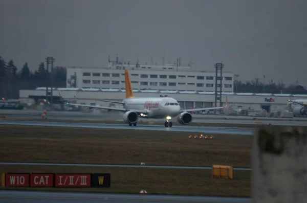 Avión Cerca Del Aeropuerto — Foto de Stock