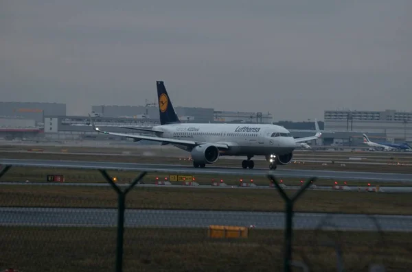 Plane Eller Nära Flygplatsen — Stockfoto