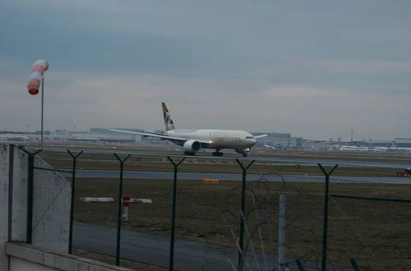 飞机在机场或机场附近 — 图库照片