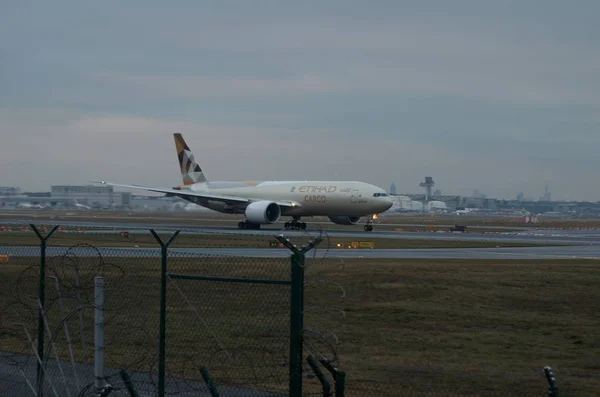 空港またはその近くの飛行機 — ストック写真