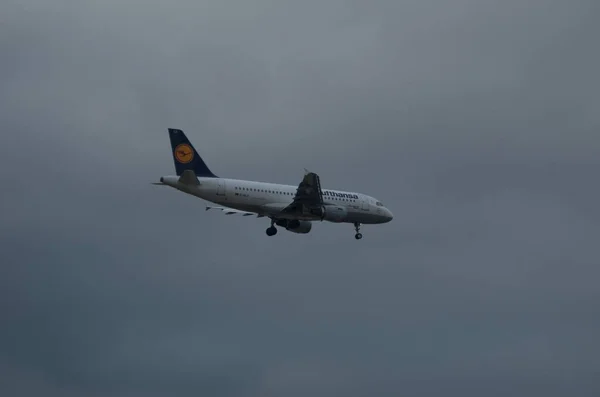 空港またはその近くの飛行機 — ストック写真