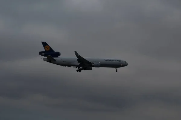 空港またはその近くの飛行機 — ストック写真