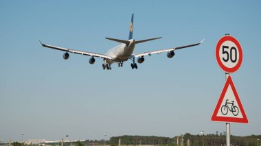 Havaalanı veya yakınında uçak.