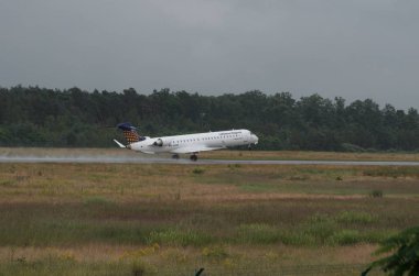Havaalanı veya yakınında uçak.