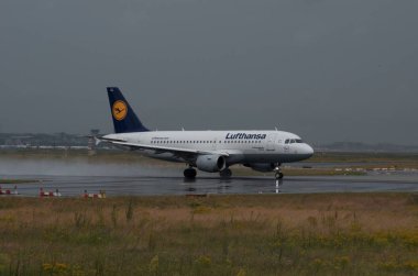 Havaalanı veya yakınında uçak.