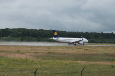 Havaalanı veya yakınında uçak.