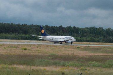 Havaalanı veya yakınında uçak.