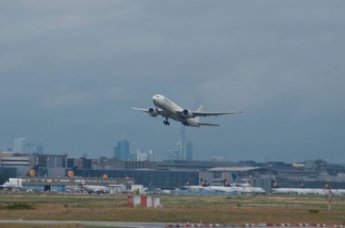 Havaalanı veya yakınında uçak.