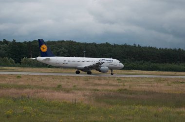 Havaalanı veya yakınında uçak.