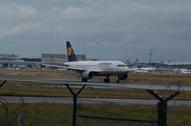 Havaalanı veya yakınında uçak.