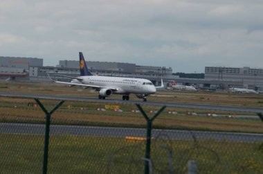 Havaalanı veya yakınında uçak.