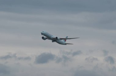 Havaalanı veya yakınında uçak.