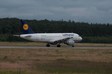 Havaalanı veya yakınında uçak.