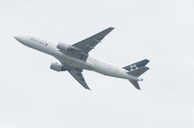 Havaalanı veya yakınında uçak.