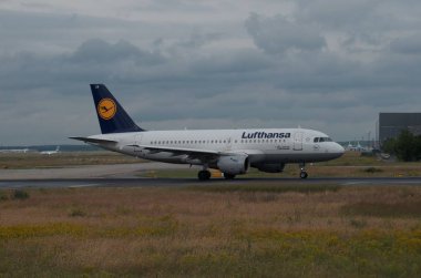 Havaalanı veya yakınında uçak.