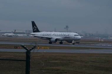 Havaalanı veya yakınında uçak.