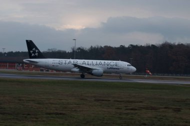 Havaalanı veya yakınında uçak.