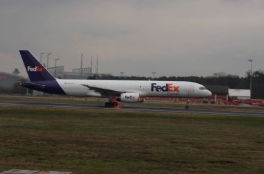 Havaalanı veya yakınında uçak.