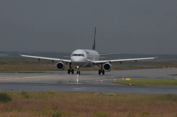 Avión Cerca Del Aeropuerto — Foto de Stock