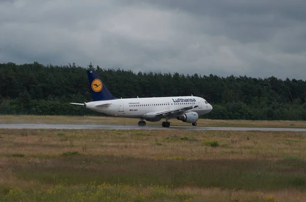 Plane Eller Nära Flygplatsen — Stockfoto