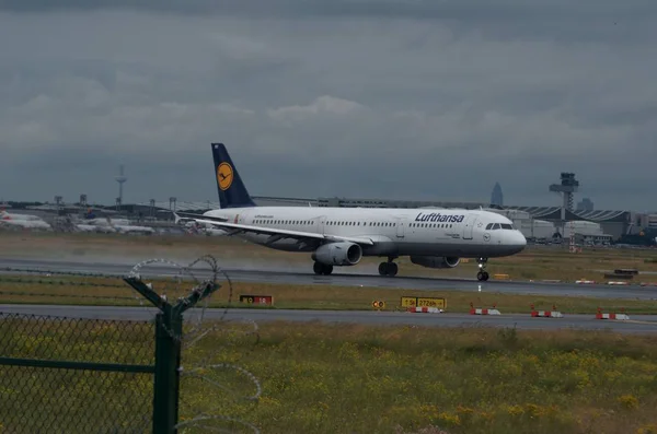 Avión Cerca Del Aeropuerto — Foto de Stock