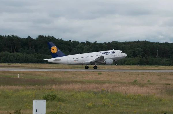 Plane Eller Nära Flygplatsen — Stockfoto