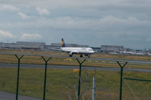 Avión Cerca Del Aeropuerto — Foto de Stock