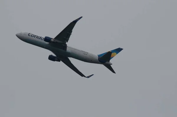 空港またはその近くの飛行機 — ストック写真