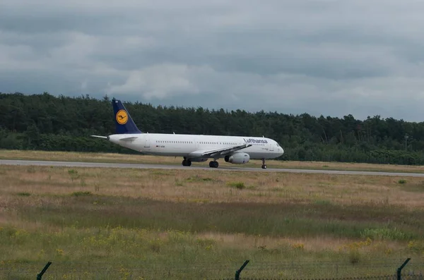 Avión Cerca Del Aeropuerto — Foto de Stock