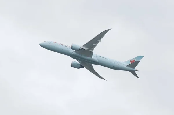 空港またはその近くの飛行機 — ストック写真