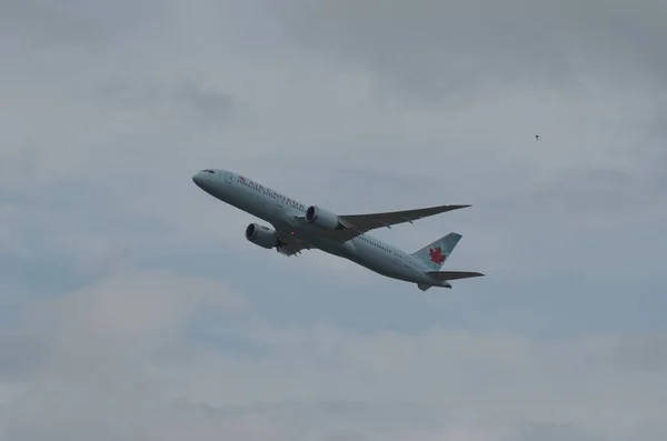 Avión Cerca Del Aeropuerto —  Fotos de Stock