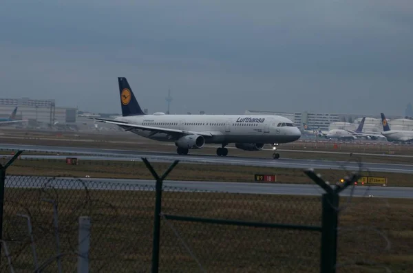 Avión Cerca Del Aeropuerto —  Fotos de Stock