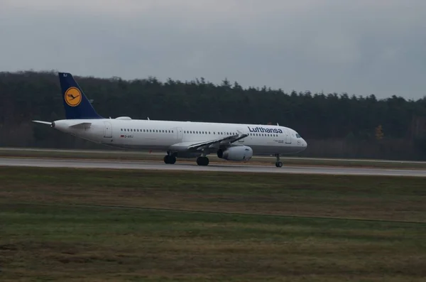 Plane Eller Nära Flygplatsen — Stockfoto