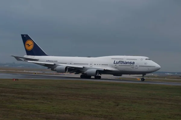 Havaalanı veya yakınında uçak.