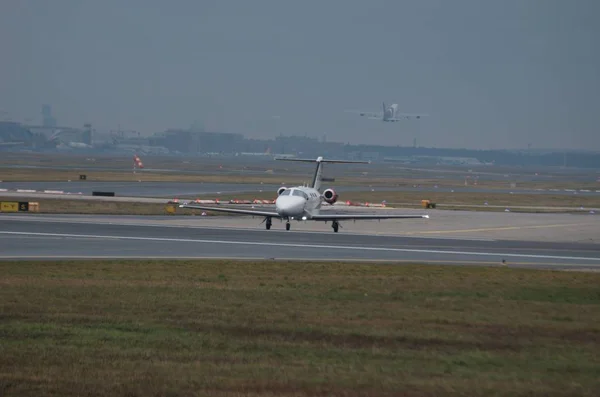 Havaalanı veya yakınında uçak.