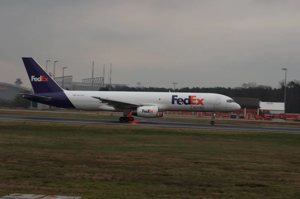 Havaalanı veya yakınında uçak.