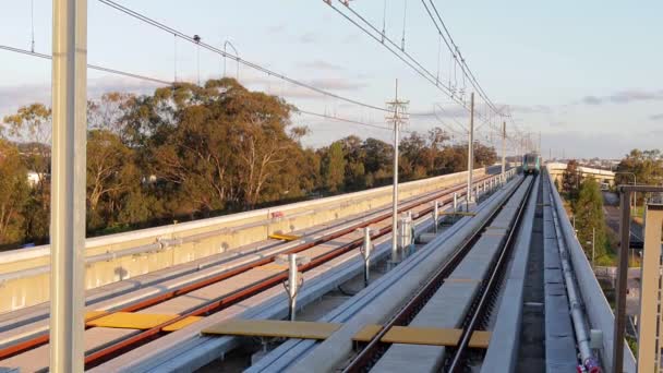 Sydney, NSW, Australia - 4 de octubre de 2019: Tren de metro moderno sin conductor que llega a la plataforma bajo el sol de la tarde sin personas — Vídeo de stock