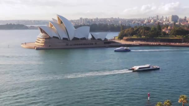 Sydney Harbour timelapse med Opera House och Ferries. Från förhöjt läge på Sydney Harbor Bridge i morgondagsljus under gyllene timmen pendla. — Stockvideo