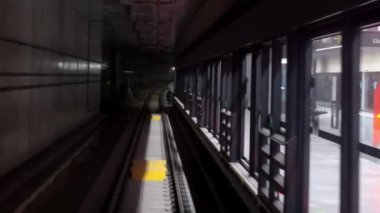 Sürücüsüz tren metro istasyonuna geliyor trenin ön tarafından bakıyor. Sidney Avustralya.