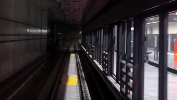 Fahrerloser Zug, der am U-Bahn-Bahnsteig ankommt und von der Vorderseite des Zuges aus sieht. sydney australia. — Stockvideo