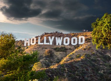 HOLYWOOD CALIFORNIA - 24 Şubat 2020 'de Los Angeles, Kaliforniya' da dünyanın en ünlü Hollywood Tabelası.