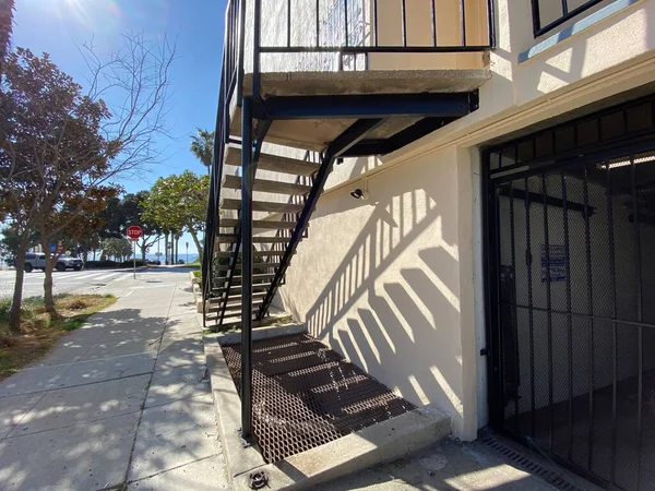 海の正面日当たりの良い通りの階段に歩道 カリフォルニア州サンタモニカ ストック写真