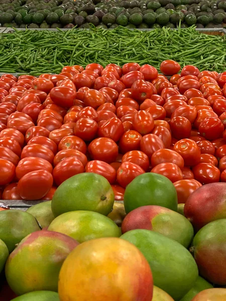 Råa Färgglada Frukter Och Grönsaker Som Visas Den Lokala Stormarknaden Stockbild