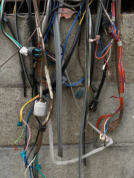 Elektrische Kabels Opknoping Betonnen Muur Achtergrond Close Stockfoto