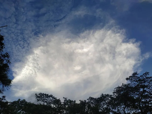 Cielo Blanco Alrededor Del Fondo Nubes Azules — Foto de Stock