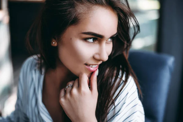 Seksi esmer portresi