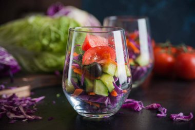 Natürmort beton zemin üzerine sebzeli